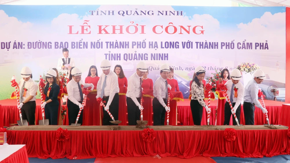 Quang Ninh begins construction of Ha Long-Cam Pha coastal road