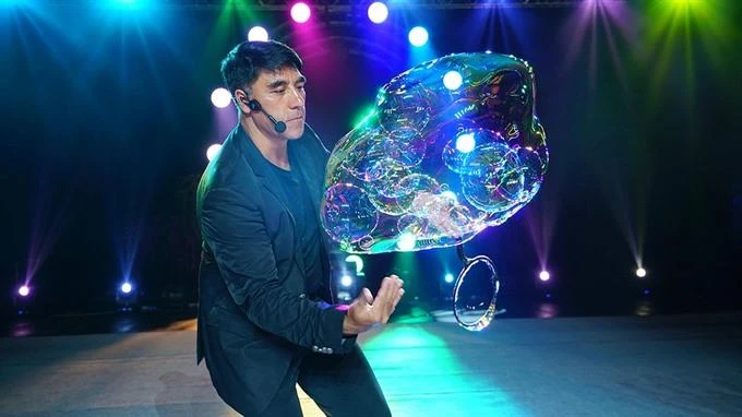 World famous bubble artist Fan Yang returns to Vietnam