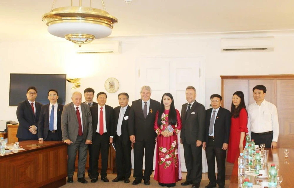 Vinh Phuc delegation seeks investment from Czech Republic