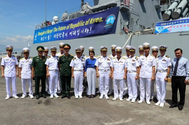 RoK naval ships visit Da Nang city