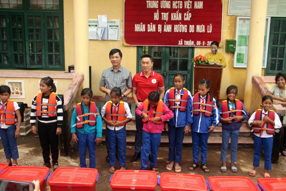 Vietnam Red Cross Society aids flood victims in Quang Tri