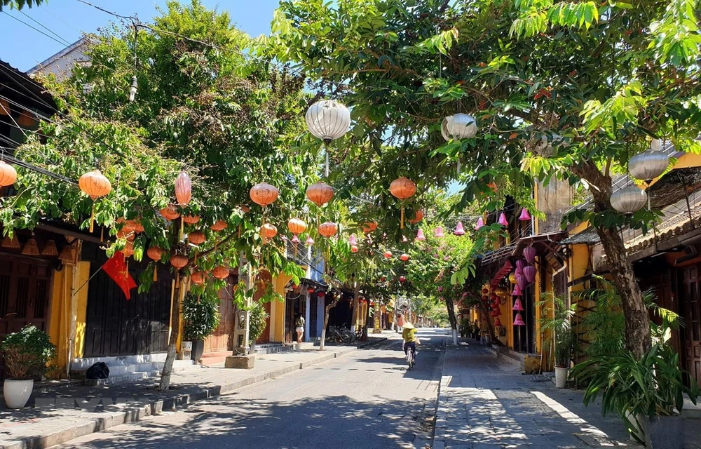 A main street in Hoi An ancient town in the central province of Quang Nam becomes empty after fresh COVID-19 outbreaks were found in the province. (Photo: VNA)