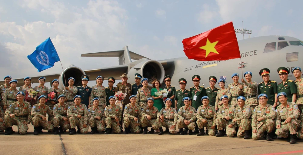 Officials of the Defence Ministry, representatives of the Australian Embassy in Vietnam, and staff members of the Level-2 field hospital No 3 pose for a group photo before the field hospital staff leave for a peacekeeping mission in South Sudan. (Photo: V