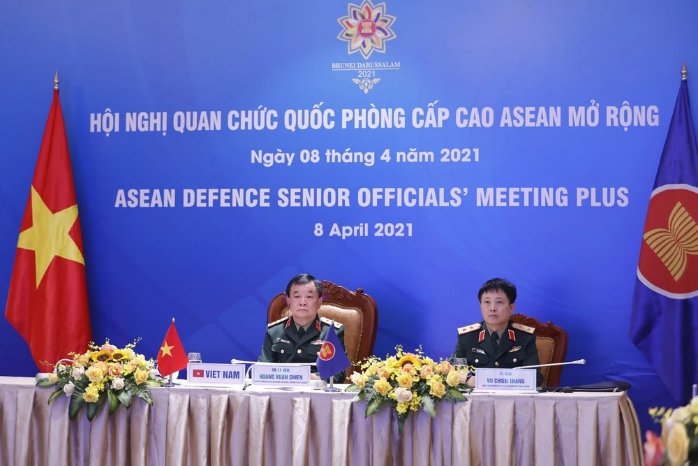 Deputy Defence Minister Sen. Lieut. Gen Hoang Xuan Chien (L) at the meeting (Photo: VNA)