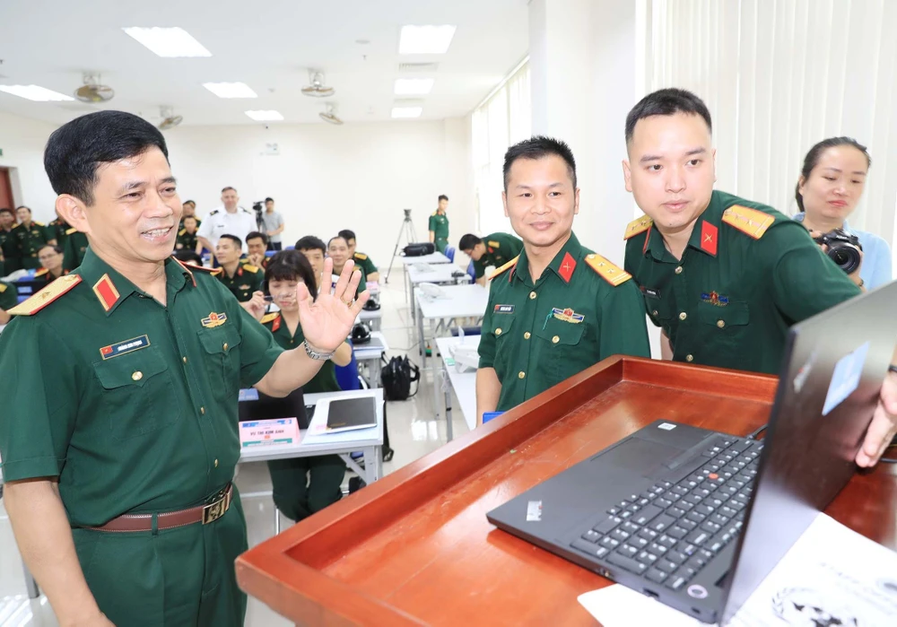Major General Hoang Kim Phung, Director of the Vietnam Department of Peacekeeping Operations, talks to the trainees during the course. (Photo: VNA)