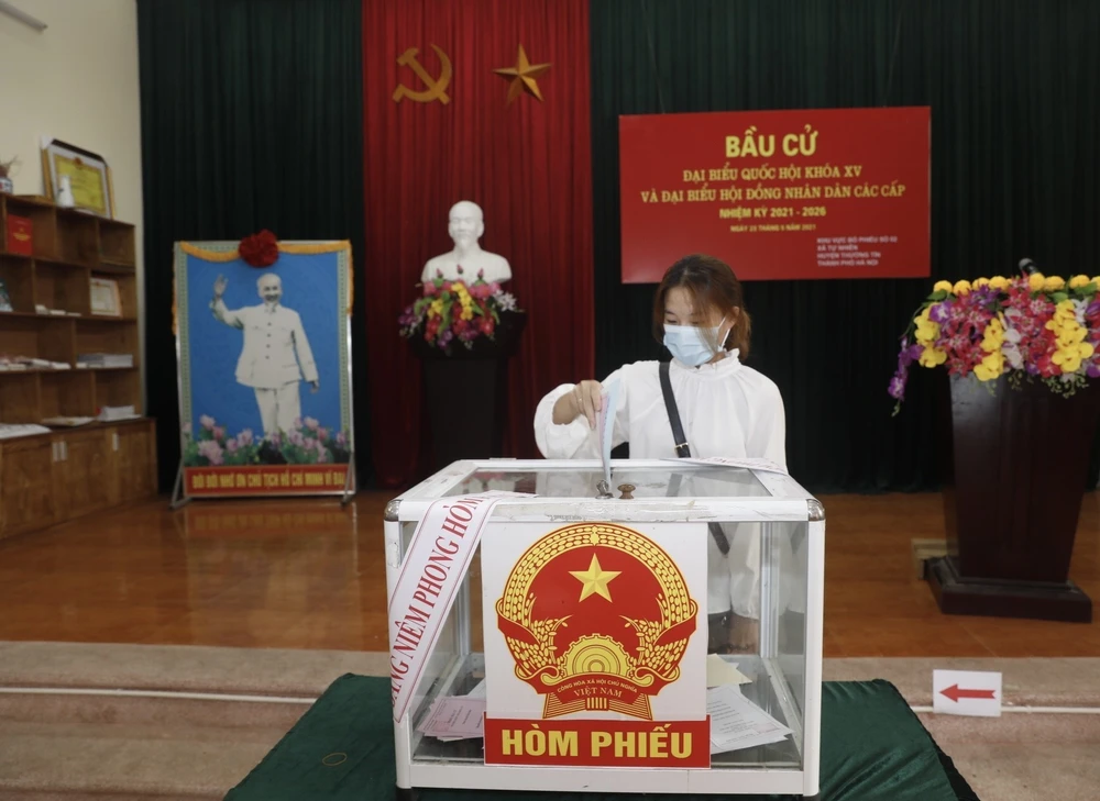 A voter casts her vote at Electoral Unit No.2 in Tu Nhien commune, Hanoi's Thuong Tin district on May 23. (Photo: VNA)