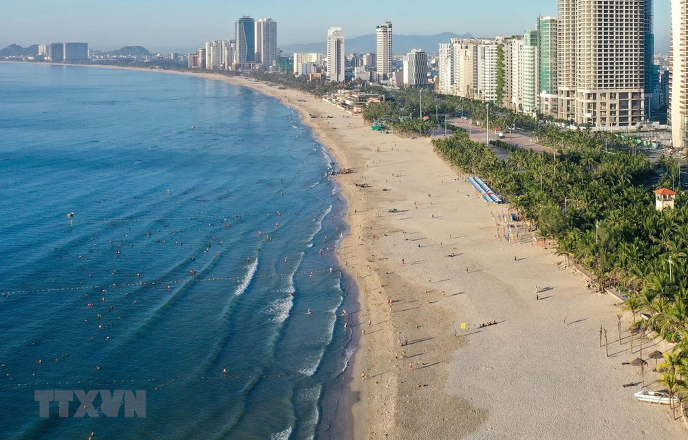 The central coastal city of Da Nang again closes public beaches starting 12:00pm on June 20 until further notice. (Photo: VNA)