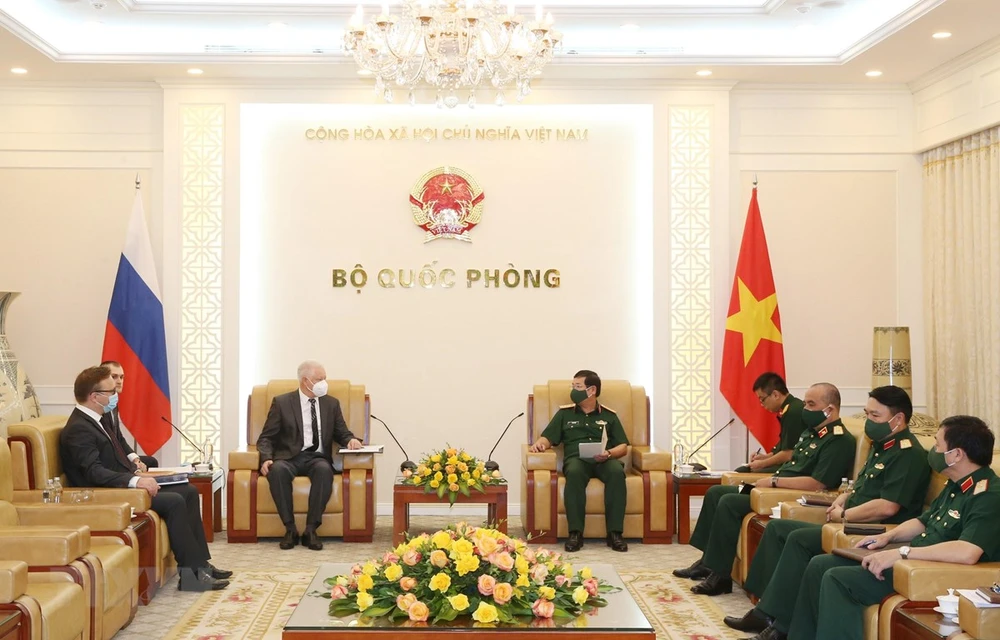 Deputy Minister of National Defence Sen. Lieut. Le Huy Vinh (right) meets Anatoly Chuprynov, resident representative of the Russian Federal Service for Military-Technical Cooperation, in Hanoi on June 23. (Photo: VNA)