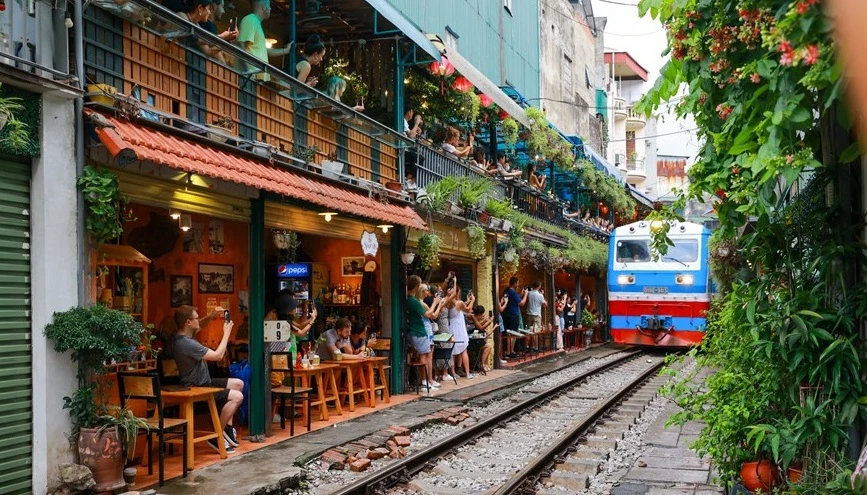 The popular "railway café street" in Hanoi. (Photo: VNA)