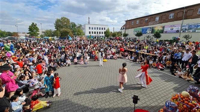 Mid-Autumn Festivals held for Vietnamese children in France, Germany |  Vietnam+ (VietnamPlus)