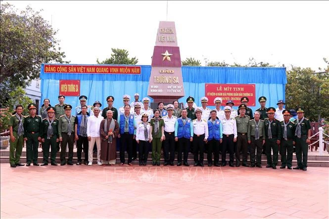 HCM City delegation visits Truong Sa island district, DK1 platform ảnh 1