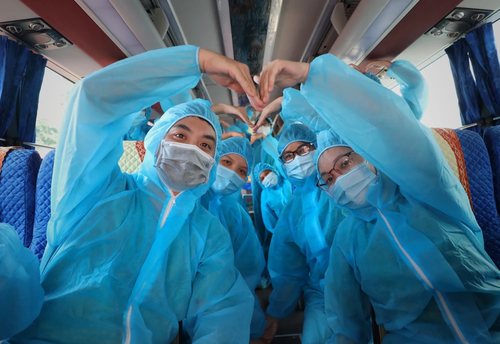 El personal médico del hospital Uong Bi, en la provincia de Quang Ninh envían su afecto a los pobladores de Bac Giang, una de las localidades más afectadas por el cuarto brote epidémico (Foto: VNA) 