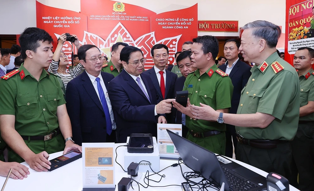 El primer ministro de Vietnam, Pham Minh Chinh, visita un pabellón de productos tecnológicos de transformación digital del Ministerio de Defensa (Foto: VNA)