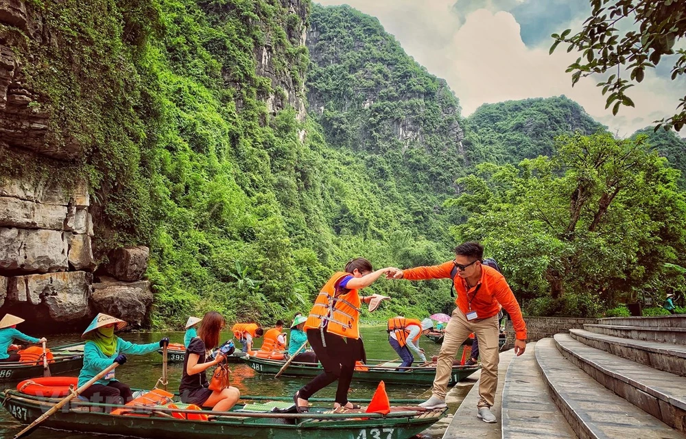 Turistas vietnamitas visitan el complejo paisajístico de Trang An, en la provincia de Ninh Binh, reconocido como patrimonio mixto mundial. (Foto: Vietnam+)