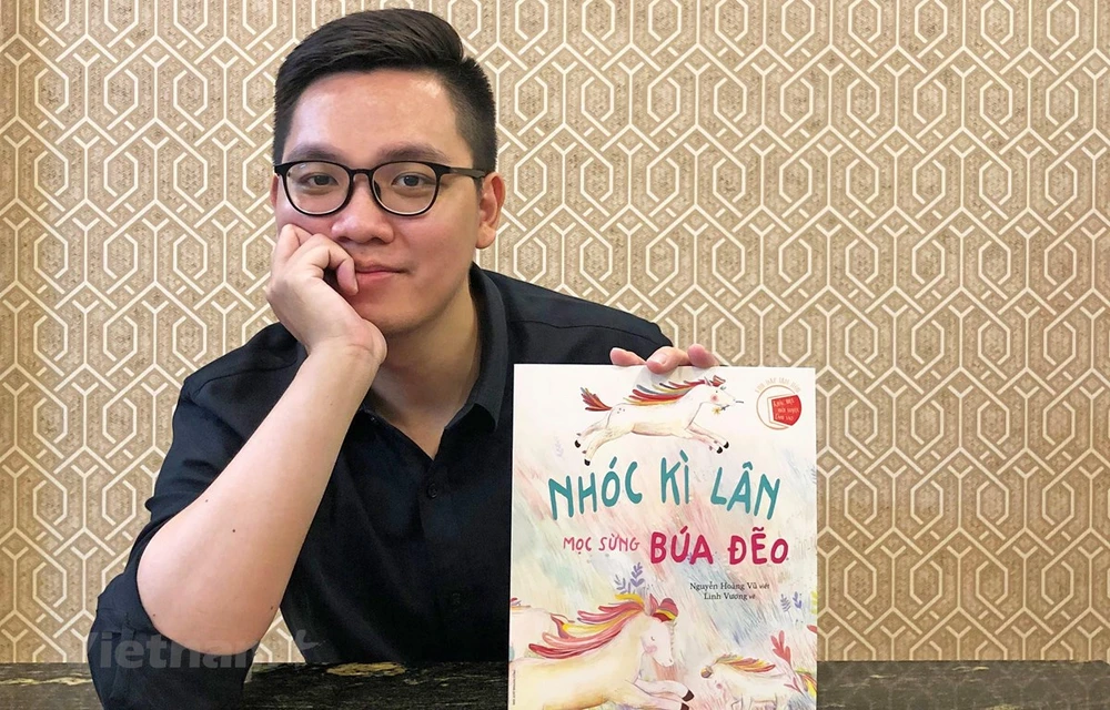 El autor Nguyen Hoang Vu y el cómic “Khac biet moi tuyet lam sao”. (Foto cedida por el autor) 