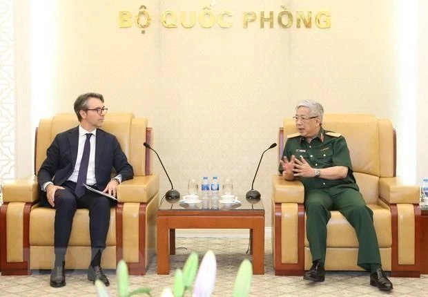 El viceministro vietnamita de Defensa, coronel general Nguyen Chi Vinh, (D) y el embajador Giorgio Aliberti, jefe de la misión de la UE en Vietnam