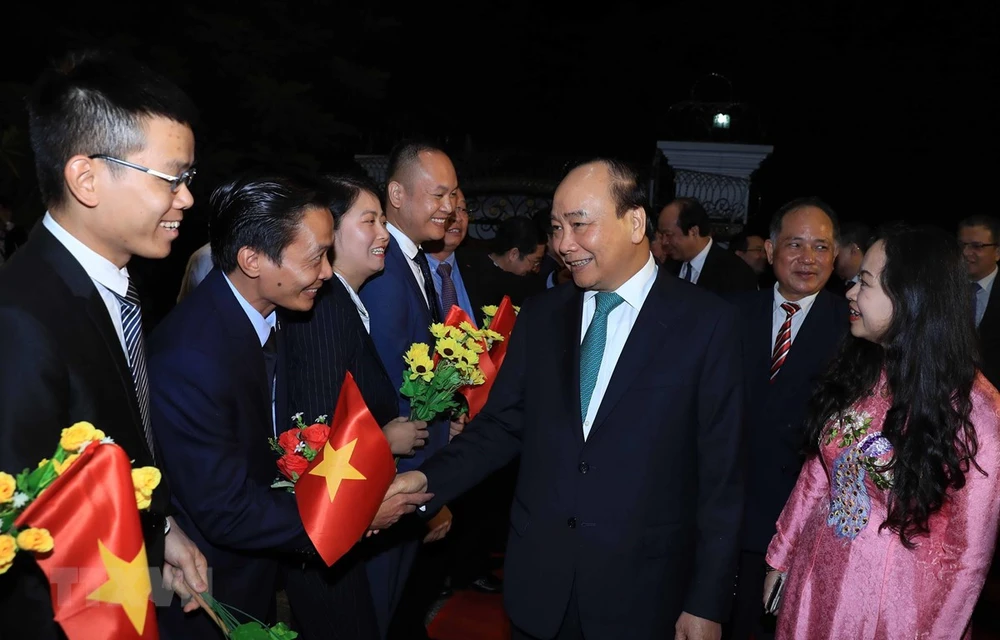 Primer ministro de Vietnam se reúne con comunidad coterránea en Myanmar
