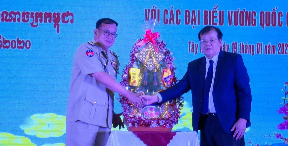 Provincia vietnamita de Tay Ninh fortalece cooperación con localidades camboyanas 