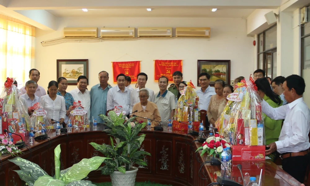 Obsequia dirigente vietnamita regalos de Tet en provincia de Dong Nai