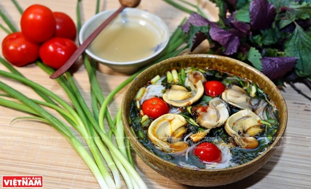 Sopa de fideos con caracoles, manjar típico de Hanoi 