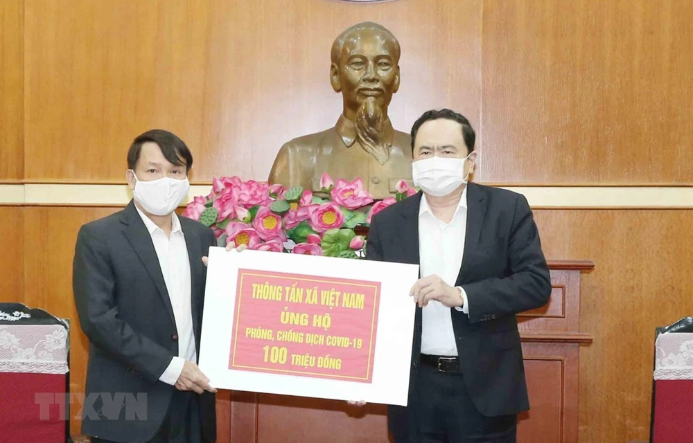 Frente de la Patria de Vietnam recibe apoyo financiero dedicado a la lucha contra COVID-19 