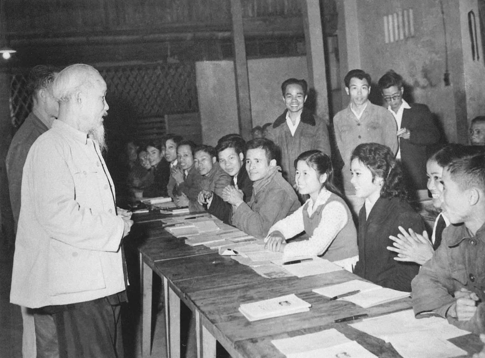 El Presidente Ho Chi Minh visita una clase nocturna de conocimientos generales y técnicos de los trabajadores de la planta automovilística 1-5, un ejemplo pionero del movimiento de educación del sector industrial en Hanoi, 1963 (Fuente: hochiminh.vn)