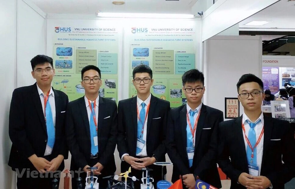 Группа учеников 11-го спецкласса по физике Школы естественных наук на конкурсе. (Источник: Vietnam+)