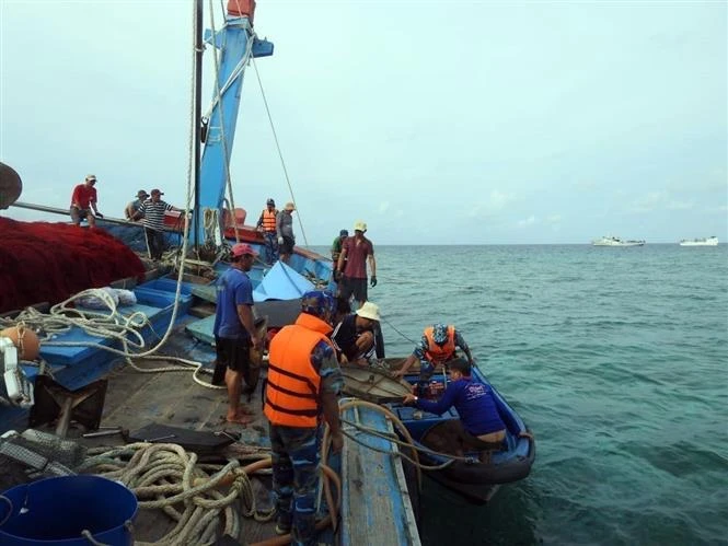 越南海军军种129号海团积极协助在长沙群岛海域遇险的渔船| Vietnam+ 