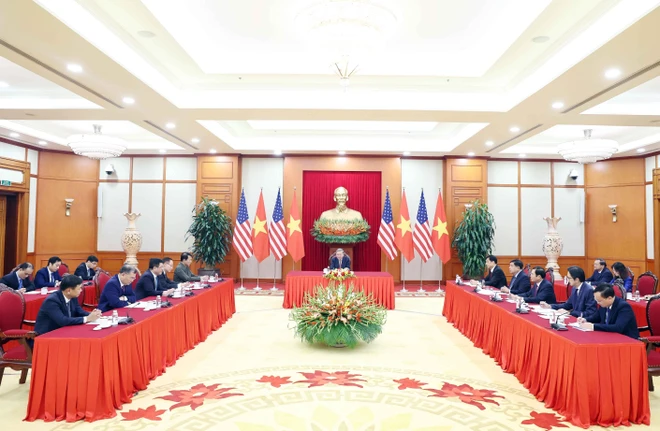 Party leader of Vietnam holds phone talks with US President-elect 2.jpg