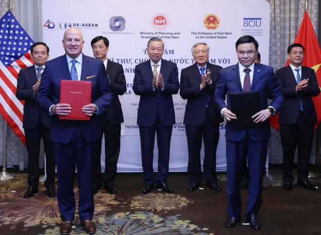 Party General Secretary and President To Lam witnesses the exchange of the MoU between Petrovietnam and GE Digital International LLC. (Photo: Petrotimes)