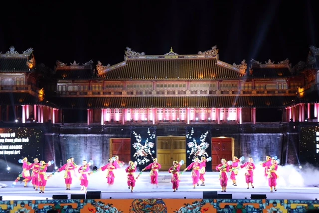 An art performance at Ngo Mon (Noon Gate) in the imperial city of Hue. (Photo: VNA)