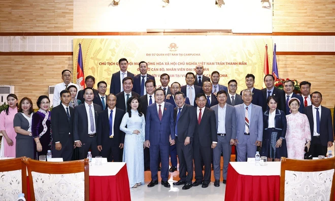 NA Chairman Tran Thanh Man (C) and delegates. (Photo: VNA)