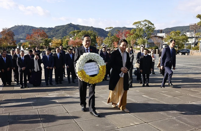 NA Chairman Tran Thanh Man laid a wreath .jpg