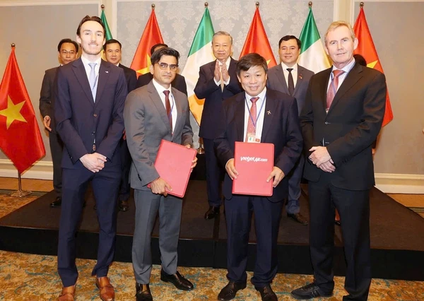 Representatives of Vietjet (right) and Castlelake (left) exchange the MoU in the presence of Vietnam’s Party General Secretary and State President To Lam. (Photo: Vietjet)