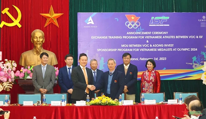 Delegates at the signing ceremony (Photo: qdnd)