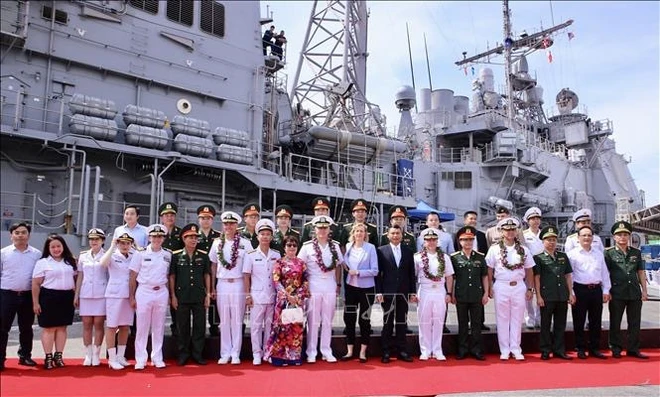 US Navy’s aircraft carrier visits Vietnam ảnh 2