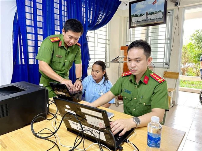 Chip-based ID cards issued to 186 disabled citizens in Ho Chi Minh City ảnh 1