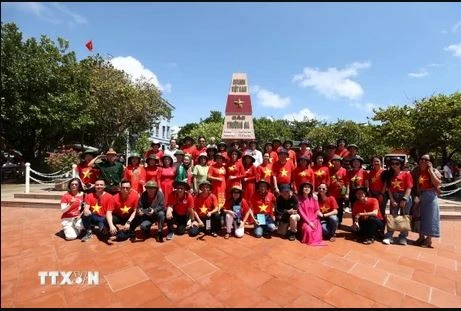 Overseas Vietnamese visit Truong Sa, DKI platform ảnh 1