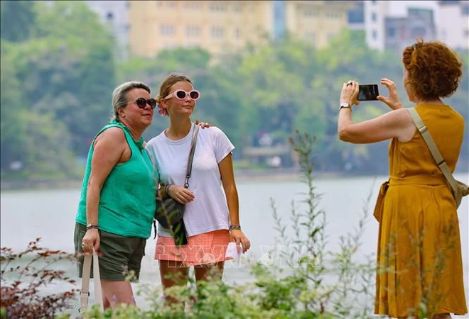 Vietnam posts 271.4 trillion VND in four-month tourism revenue ảnh 2