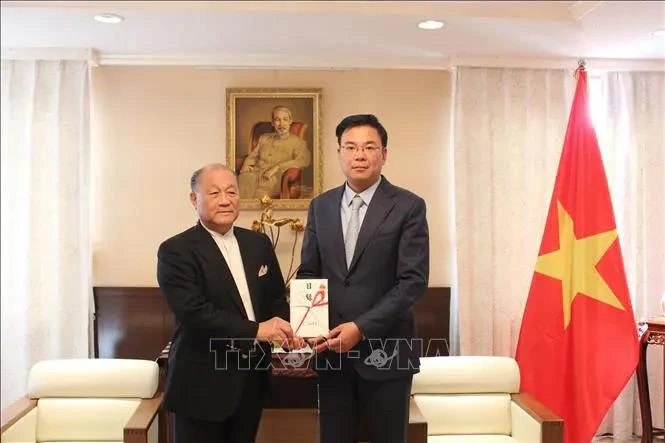 Chairman of the Japan-Vietnam Friendship Association of Miyagi prefecture Kamada Atsushi (left) presents the donation to Vietnamese Ambassador Pham Quang Hieu on October 31. (Photo: VNA)