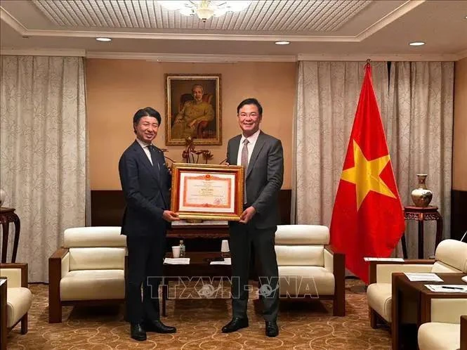 Vietnamese Ambassador to Japan Pham Quang Hieu (right) presents Prime Minister Pham Minh Chinh's Certificate of merit to Yoichiro Aoyagi, a member of the Japanese House of Representatives, for his contributions to Vietnam-Japan relations. (Photo: VNA)