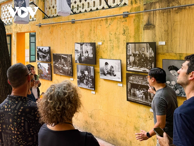 国际游客在河内古街餐馆图片展。图自越南之声