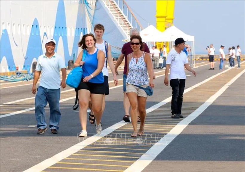 Foreign tourists visit Da Nang city (Photo: VNA)