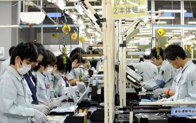 Vietnamese workers at a laptop factory in Kobe, Japan. (Photo: baodautu.vn)