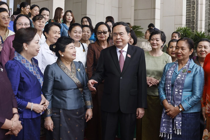 National Assembly Chairman Tran Thanh Man welcomes Lao and Cambodian women and female entrepreneurs (Photo: VNA)