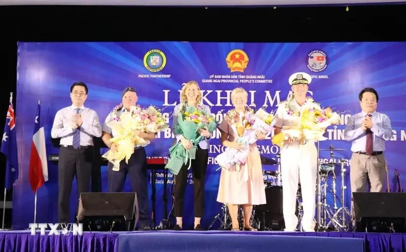 Quang Ngai leaders present flowers to representatives of units participating in the 2024 Programme on Pacific Partnership and Pacific Angel (Photo: VNA)