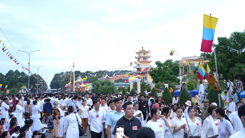 Tens of thousands of visitors and local residents join Cao Dai followers at the “Hoi Yen Dieu Tri Cung” (Photo: VNA)