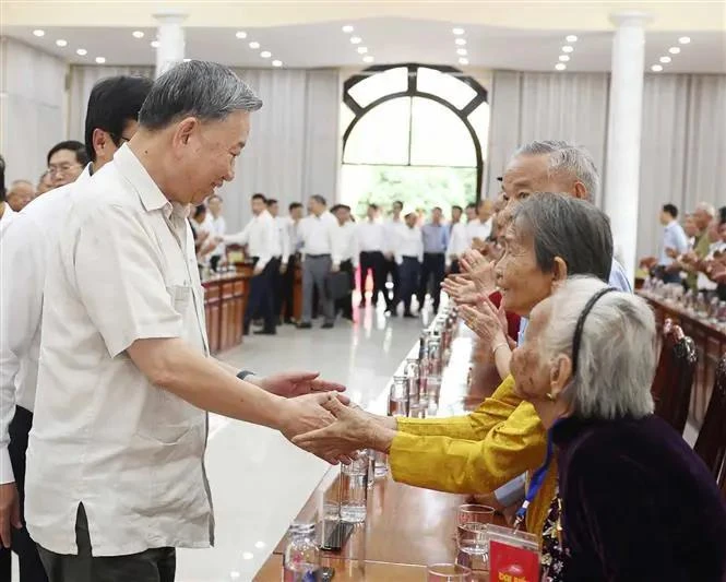 Party General Secretary To Lam greets Heroic Vietnamese Mothers in Dong Thap province on December 11. (Photo: VNA)