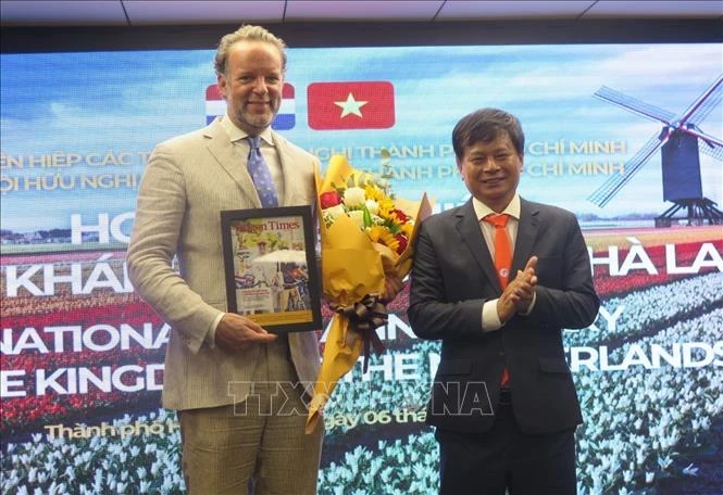 Chairman of the HCM City Vietnam - Netherlands Friendship Association Tran Trong Dung (right), presents a souvenir to Consul General of the Netherlands in the city Daniel Coenraad Stork, at the gathering on March 6. (Photo: VNA)