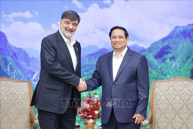 Prime Minister Pham Minh Chinh (R) and Brigadier General Ahmad Reza Radan, the commander of Iran’s Law Enforcement Command, at their meeting in Hanoi on May 14. (Photo: VNA)